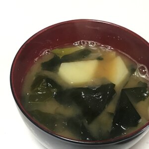 じゃがいもとワカメの味噌汁